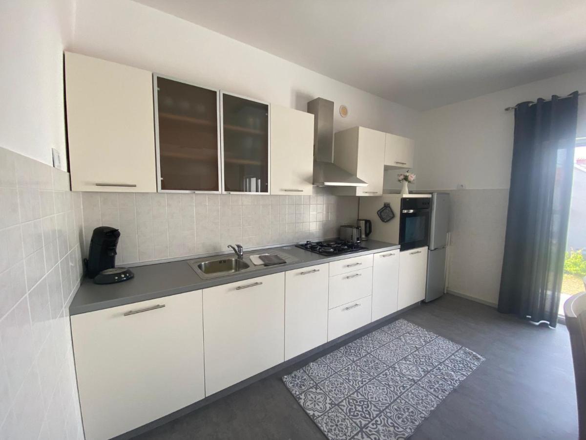 Apartment Milena Kastela Mit Whirlpool Exteriör bild