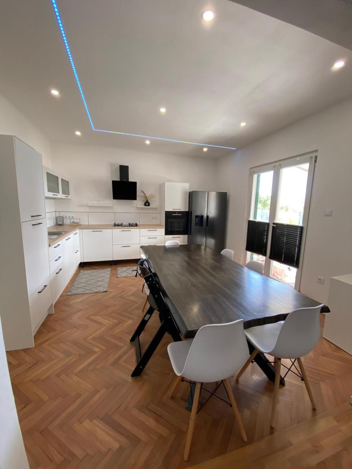Apartment Milena Kastela Mit Whirlpool Exteriör bild